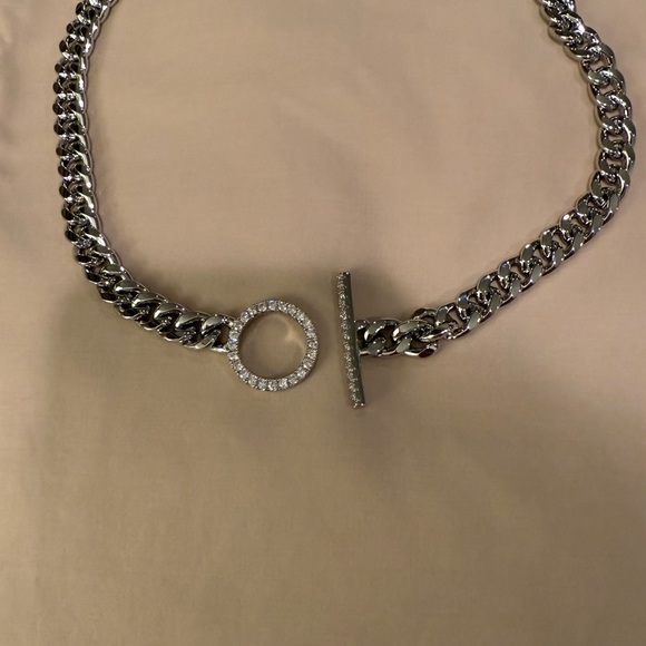 Chic Silver Chain Necklace with Sparkling Toggle - Picture 3 of 4